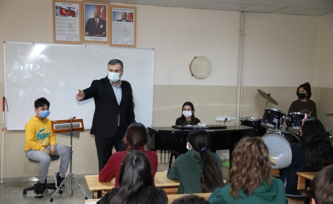Çubuk Belediye Başkanı Demirbaş, görme engelli öğretmeni okulunda ziyaret etti