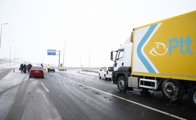 Kar yağışı ve tipi nedeniyle Kayseri-Malatya kara yolu ulaşıma kapandı