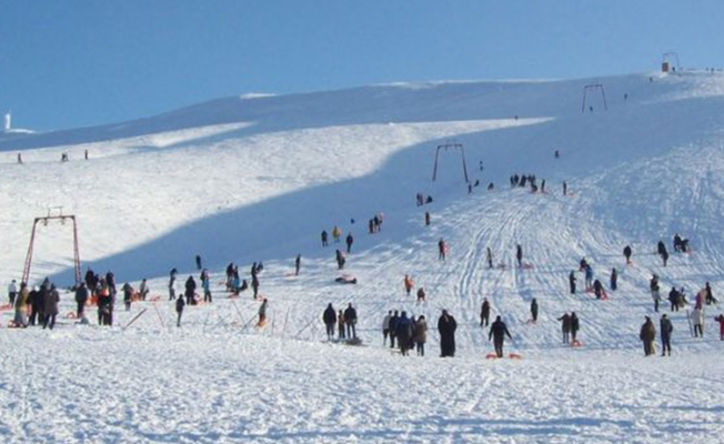 Mamak Belediyesinden yarıyıl tatilinde gençlere ücretsiz kayak kursu