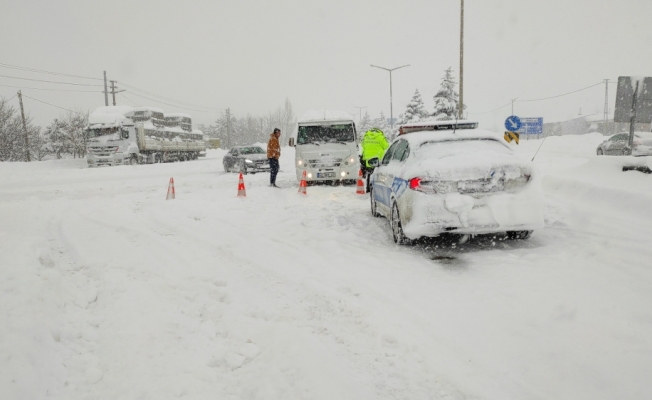 Seydişehir-Antalya kara yolu kar yağışı ve tipi nedeniyle trafiğe kapatıldı