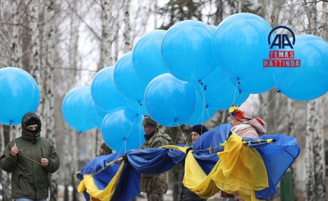 Donbas'ta gönüllüler ayrılıkçıların tarafına balonlarla Ukrayna bayrağı gönderiyor