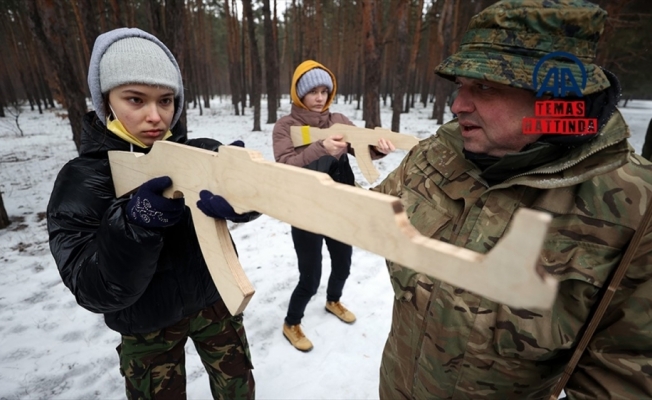 Ukrayna'da askerler, sivil halkı olası bir savaş durumuna karşı eğitiyor