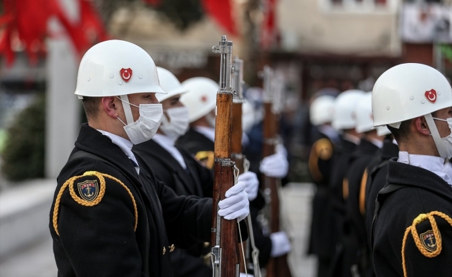 'Çanakkale Geçilmez' yazan Türk bayrağını törenle göndere çekildi.