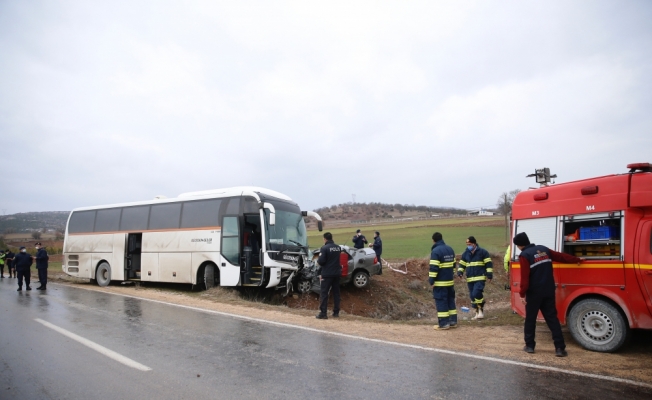 GÜNCELLEME - Eskişehir'de servis otobüsüyle otomobil çarpıştı, 3 kişi öldü, bir kişi yaralandı