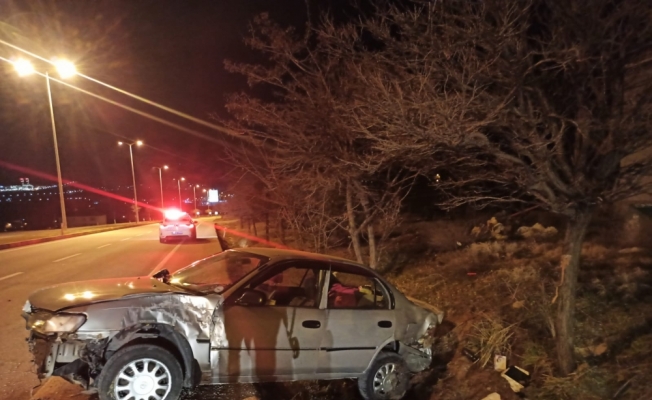 Kırıkkale'de otomobilin ağaçlara çarptığı kazada 2 kişi yaralandı