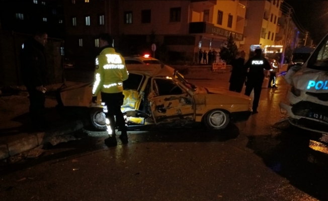 Konya'da polis aracı ile otomobilin çarpışması sonucu 4 kişi yaralandı