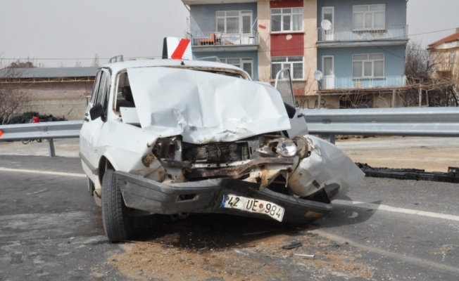 Akşehir'de greyder ile otomobilin çarpışması sonucu 2 kişi yaralandı