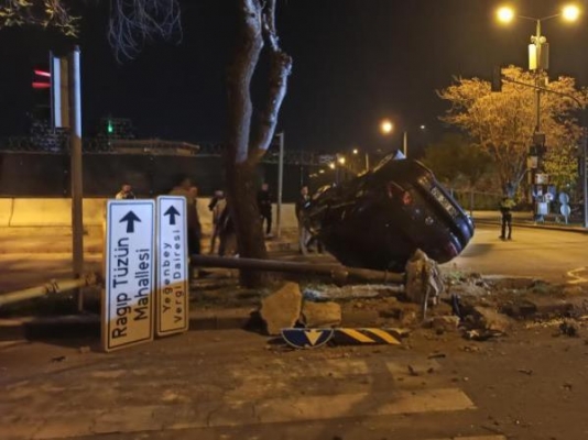 Ankara'da iki otomobilin çarpışmasıyla medyana gelen kazada 3 kişi yaralandı