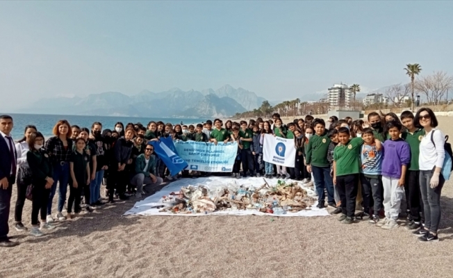 Antalya'da sahilde toplanan çöpler, dikkati çekmek için sergilendi