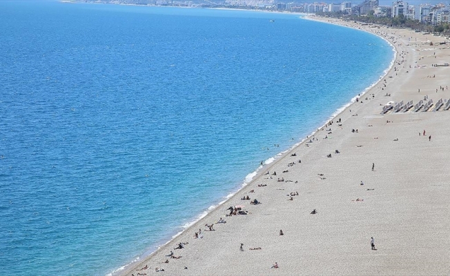 Antalya'da sahillerde güneşli hava yoğunluğu