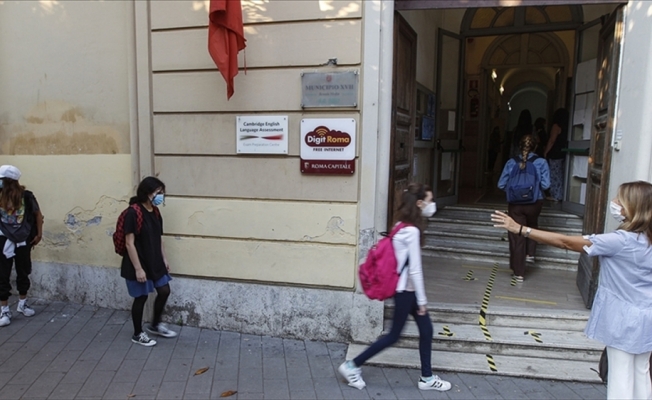 İtalya'da kapalı alanlarda maske kullanma zorunluluğu haziran ortasına kadar uzatıldı