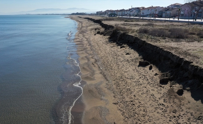 Karasu'daki kıyı erozyonunun yaşandığı bölgede 27 dalgakıran yapılacak