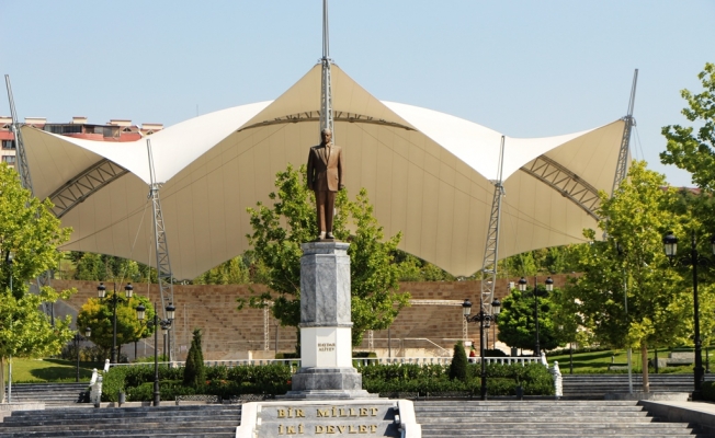 Muradova'dan Haydar Aliyev Anıtına Ziyaret