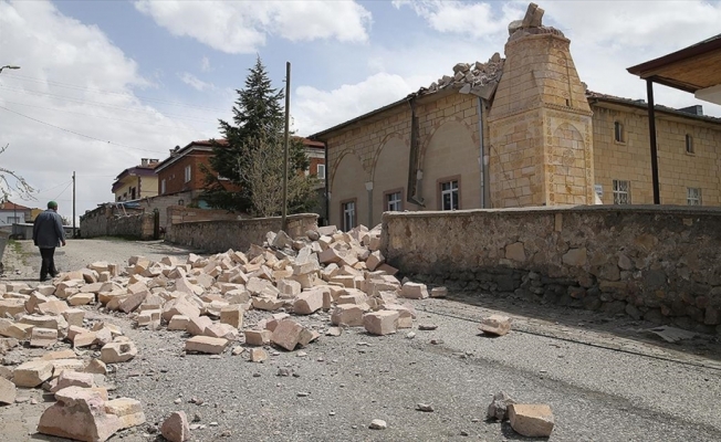 Nevşehir'de fırtına minareyi yıktı, seralara zarar verdi