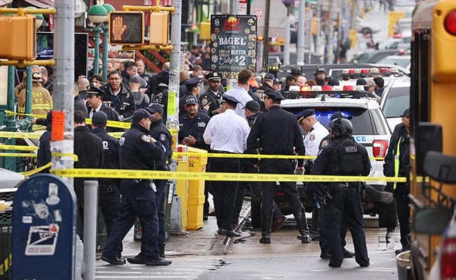 New York'ta Brooklyn bölgesinde metroda silahlı saldırı