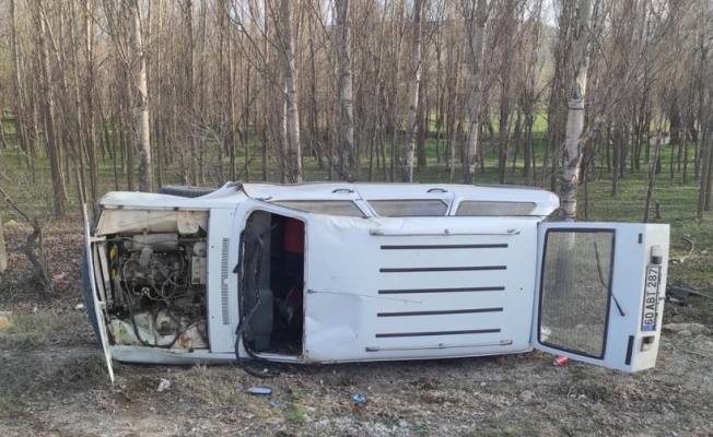 Sivas'ta devrilen otomobildeki 9 kişi yaralandı