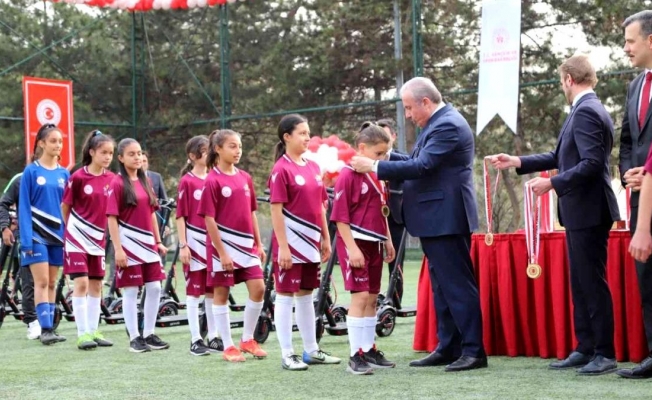 Türkiye şampiyonu Horozkentspor, kupasını TBMM Başkanından aldı