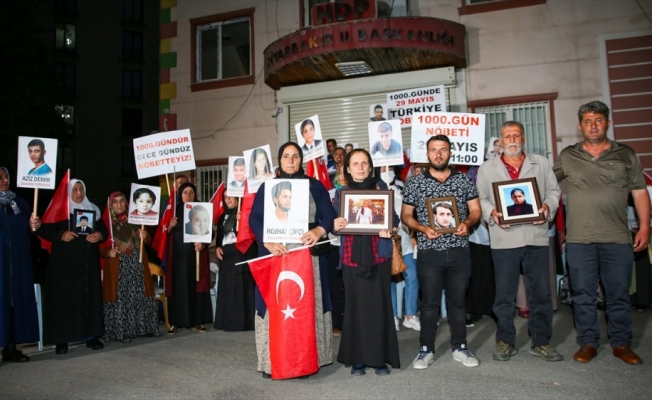 Diyarbakır annelerinin akşam da sürdürdüğü oturma eylemine 4 aile daha katıldı