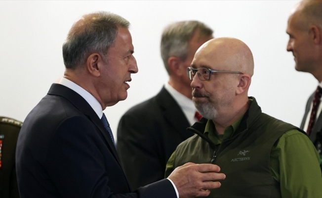 Milli Savunma Bakanı Akar, Ukrayna Savunma Bakanı Reznikov ile telefonda görüştü