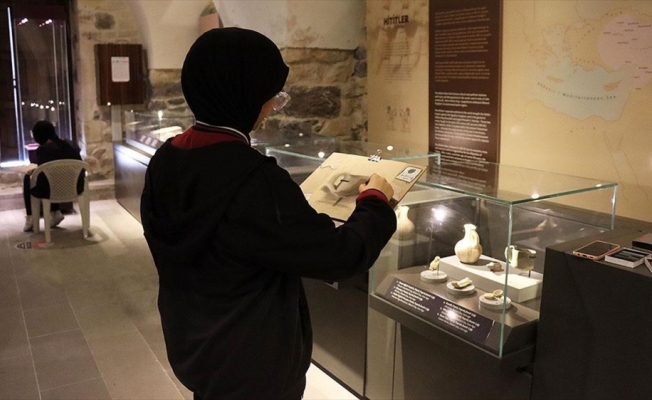 Müzedeki eserleri resmeden öğrenciler tarihi yerinde öğreniyor