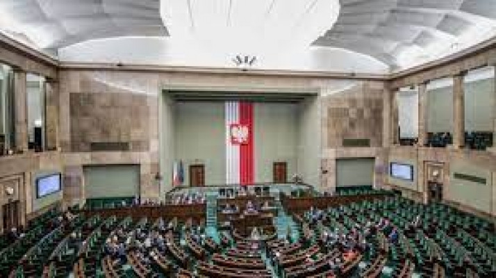 Polonya'da milletvekilleri, AB'nin eleştirdiği yargı organını kaldırma kararı aldı