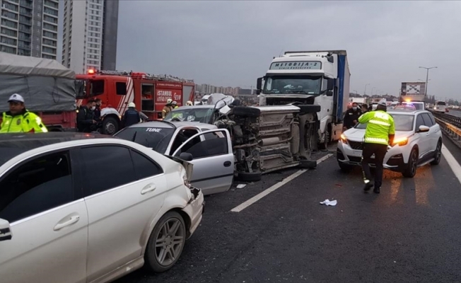 TEM Otoyolu'nda zincirleme kaza nedeniyle trafik yoğunluğu yaşandı
