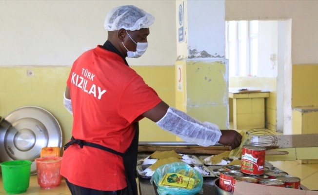 Türk Kızılaydan Somali'deki kuraklıktan etkilenen 2 bin 200 aileye gıda yardımı