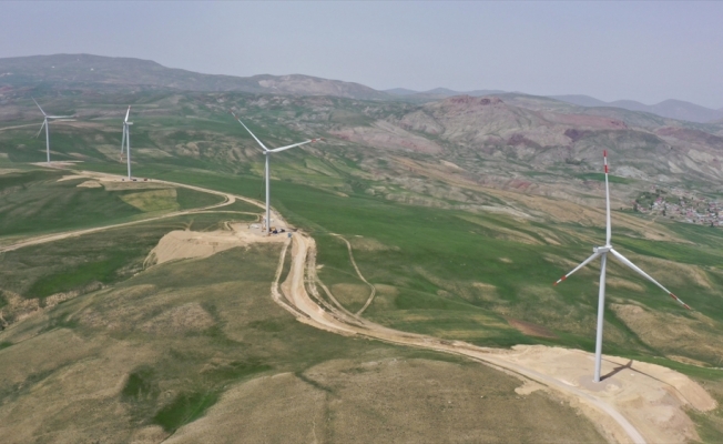 Ağrı'da İpek Geçidi'ne kurulan türbinler rüzgarı enerjiye dönüştürüyor