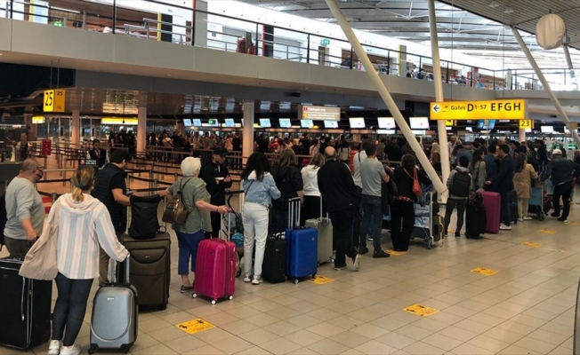 Amsterdam Schiphol Havalimanı'ndaki yoğunluğa çözüm bulunamıyor