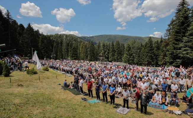Bosna Hersek'teki 512. Ayvaz Dede Şenlikleri binlerce kişinin kıldığı öğle namazıyla sona erdi