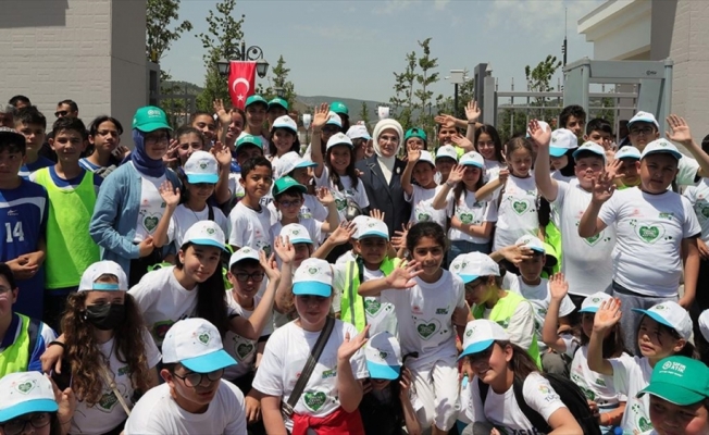 Emine Erdoğan, Kızılcahamam'da gençlerle çevre yürüyüşüne katıldı
