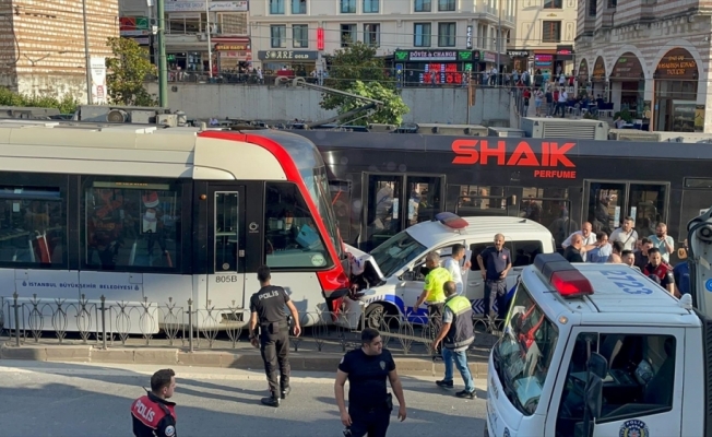 Fatih'te tramvay ile polis aracı çarpıştı