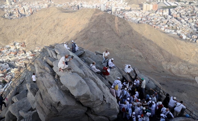 Hacı adayları Hazreti Muhammed'e ilk vahyin geldiği Hira Mağarası'nı ziyaret ediyor