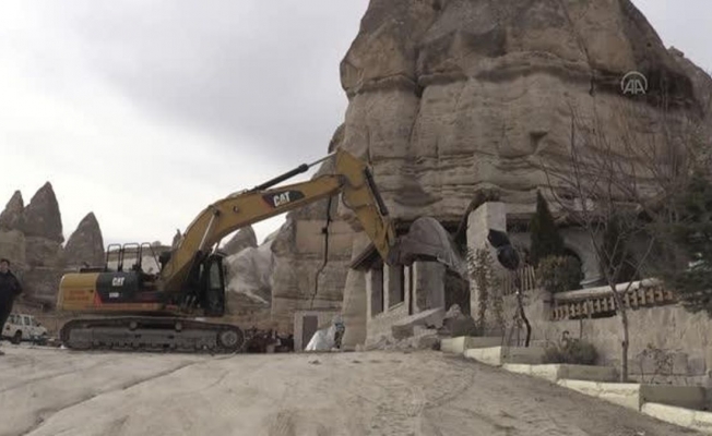 Kapadokya'da peribacası yakınında inşa edilen kaçak yapı yıkıldı