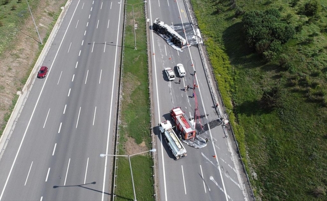 LPG yüklü tanker devrilen Anadolu Otoyolu'nun Bolu kesimi çift yönlü trafiğe kapatıldı