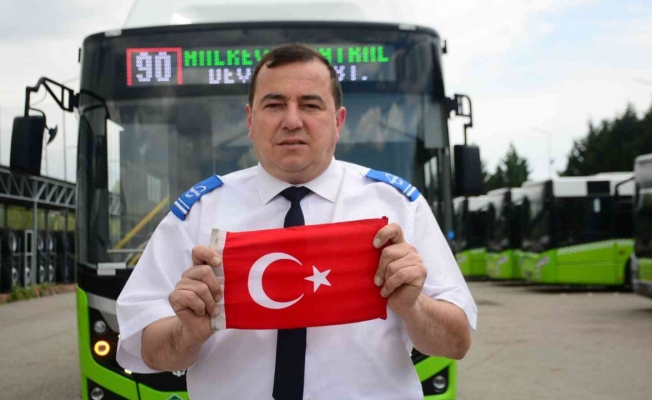 Otobüsü durdurup Türk bayrağını yerden aldı
