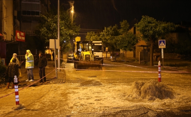 Sivas'ta sağanak yağış yolun  çökmesine neden oldu