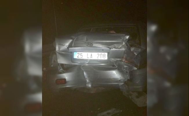 Sivas'ta otobüslerle çarpışan otomobildeki 5 kişi yaralandı