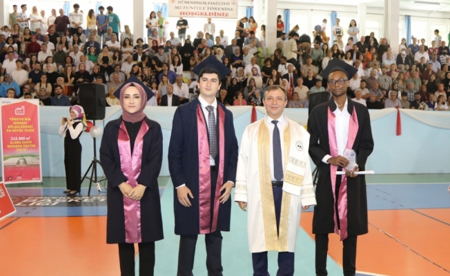 ERÜ Mühendislik Fakültesi öğrencileri diplomalarını aldı