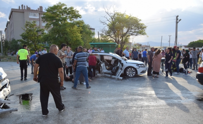 Konya'da iki otomobilin çarpıştığı kazada 15 kişi yaralandı