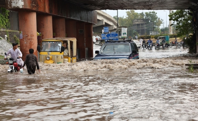 Pakistan'da şiddetli yağışlar nedeniyle ölenlerin sayısı 62'ye yükseldi