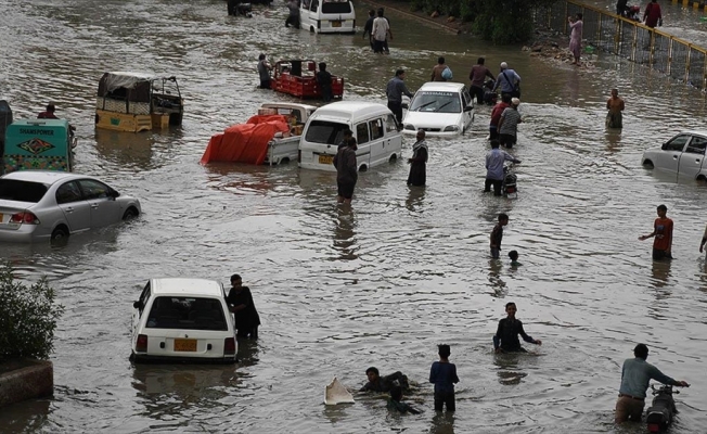 Pakistan'ın Karaçi şehrinde şiddetli yağış ve fırtına sebebiyle 5 kişi öldü