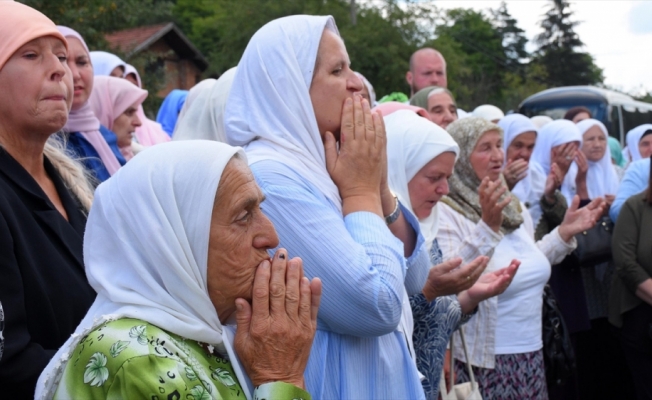 Srebrenitsa soykırımı kurbanlarının yakınları sevdiklerinin katledildikleri yerlerde dua etti