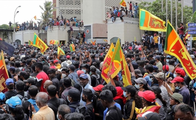 Sri Lanka'da göstericiler Başbakanlık konutunu ateşe verdi