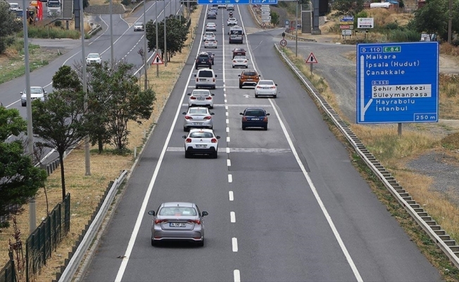Tekirdağ-İstanbul kara yolunda bayramın ilk günü trafik yoğunluğu sürdü