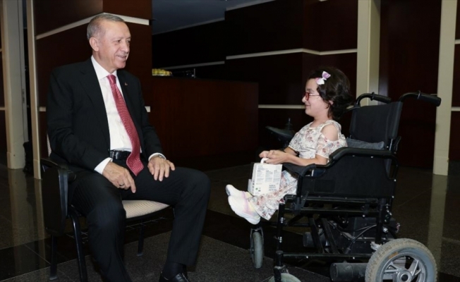 Cumhurbaşkanı Erdoğan cam kemik hastası Hira Cinali ve ailesini kabul etti