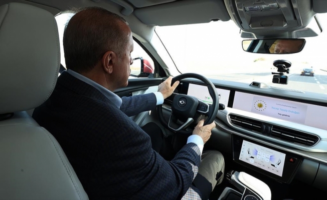 Cumhurbaşkanı Erdoğan, Togg'un test sürüşünü yaptığı anların videosunu paylaştı