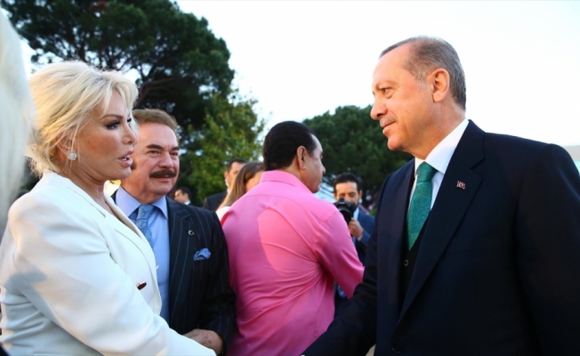 Cumhurbaşkanı Erdoğan'dan Kovid-19'a yakalanan Ajda Pekkan'a geçmiş olsun telefonu