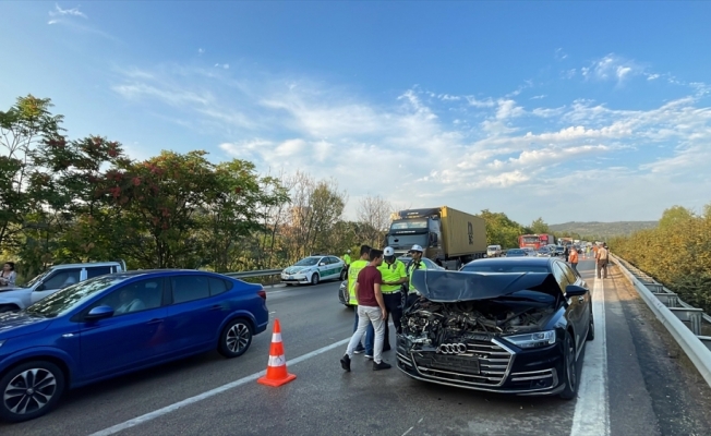İstanbul-İzmir Otoyolu'ndaki zincirleme kazada 10 kişi yaralandı