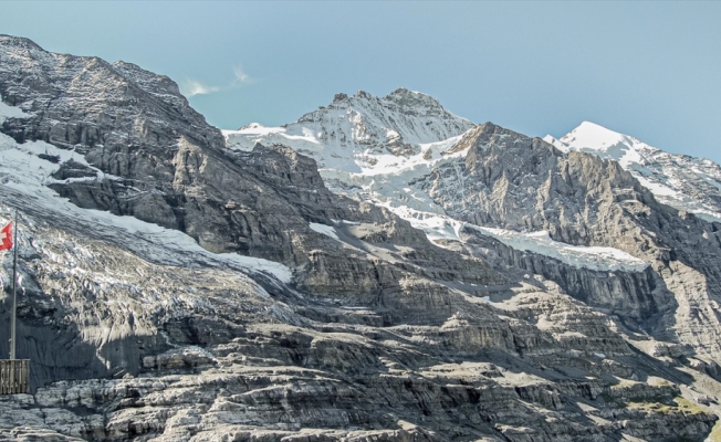 İsviçre Alplerindeki buzullar 1931'den bu yana yarı yarıya eridi